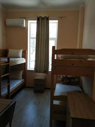 Хостелы Ginger House Пловдив Кровать в общем 6-местном номере для мужчин и женщин-7